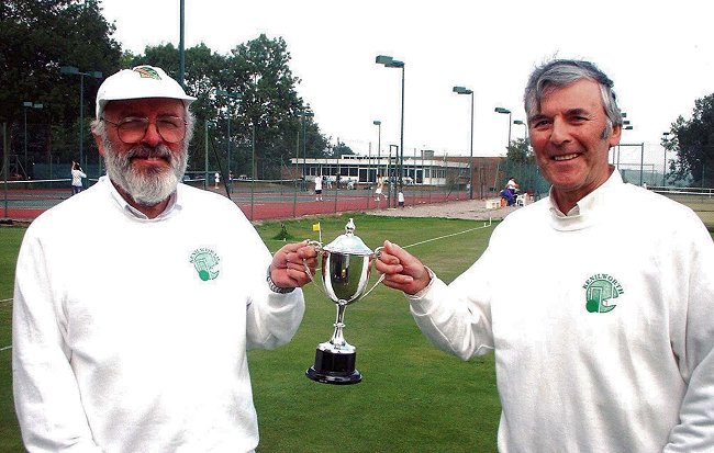 2. PatnJim.jpg - Kenilworth Cup final '02 - winnner  Pat Wright V's  James Ward